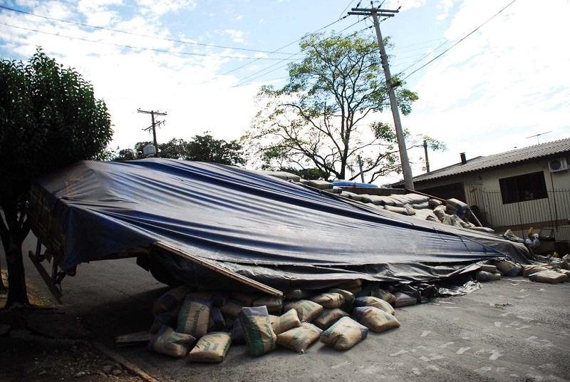 Tr&acirc;nsito foi interrompido para remo&ccedil;&atilde;o de ve&iacute;culo