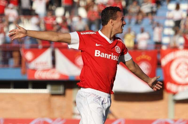 Centroavante marcou dois gols contra o S&atilde;o Jos&eacute;, no domingo