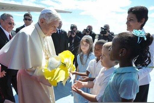 Papa Bento XVI &eacute; recebido por crian&ccedil;as ao lado de Ra&uacute;l Castro cubanas 
