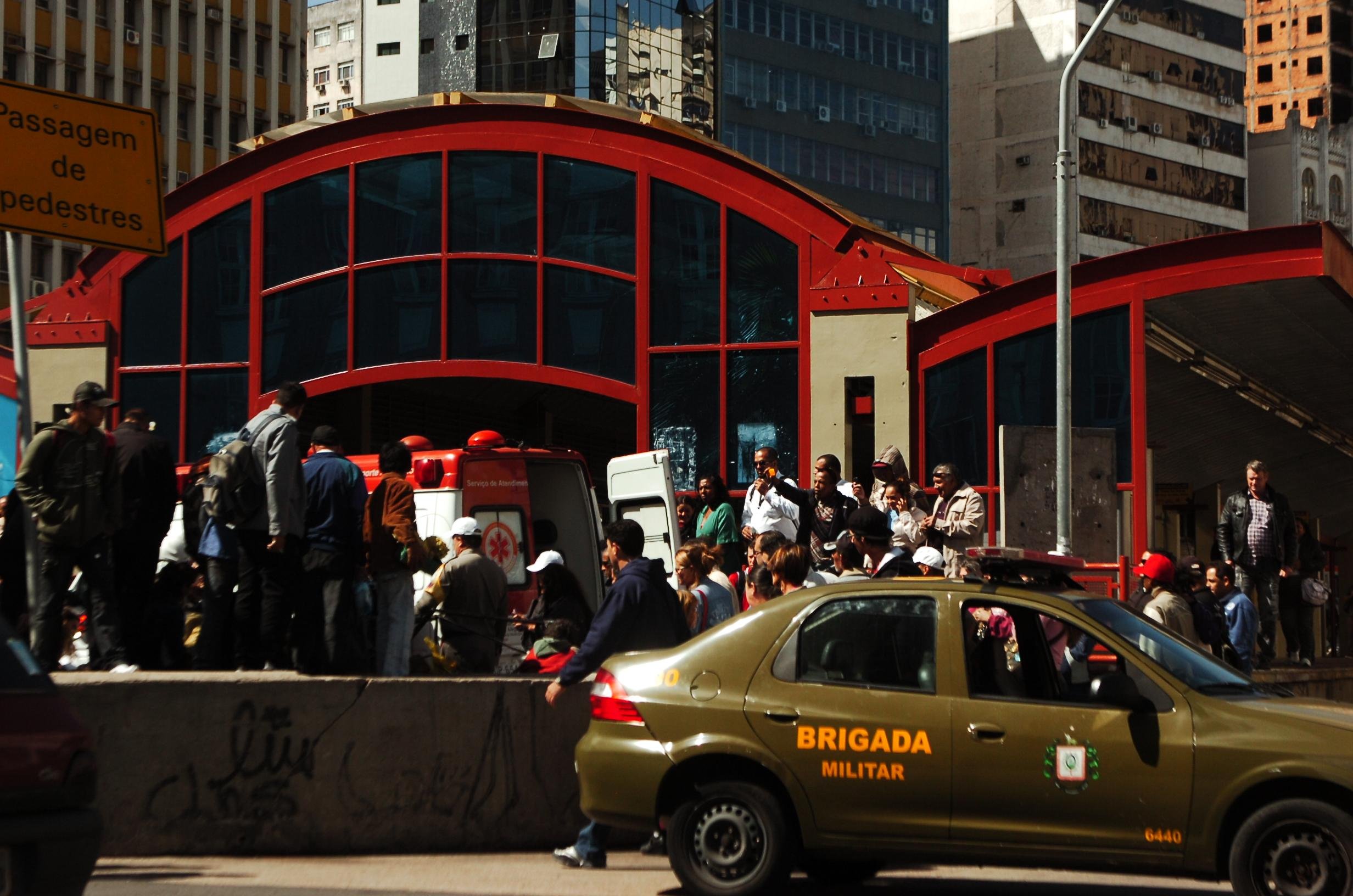 Papeleira d&aacute; &agrave; luz em terminal de &ocirc;nibus em Porto Alegre