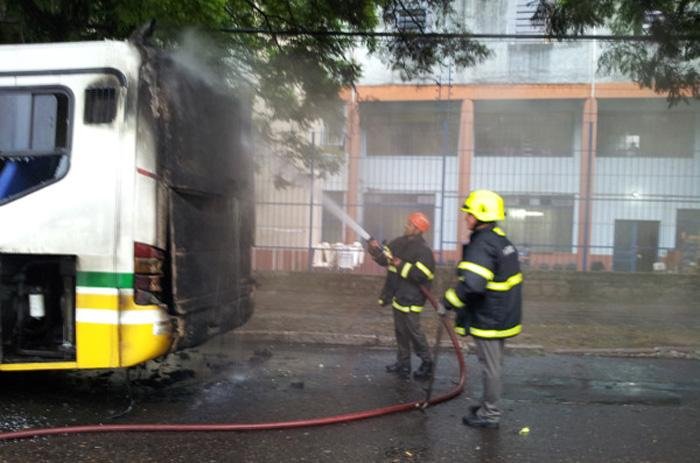 &Ocirc;nibus pegou fogo em avenida da Capital 