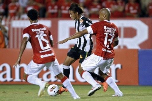Elton e Moledo tentam parar Neymar no duelo entre Inter e Santos