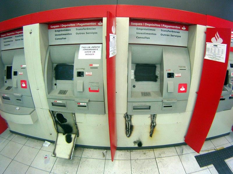 Criminosos teriam utilizado ma&ccedil;arico para arrombar o caixa eletr&ocirc;nico