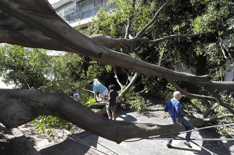 Chuva e vendaval causaram destrui&ccedil;&atilde;o e 17 mortes 