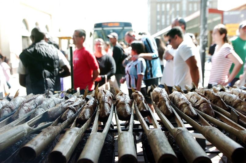Muita gente preferiu comer tainha assada no Mercado P&uacute;bluco