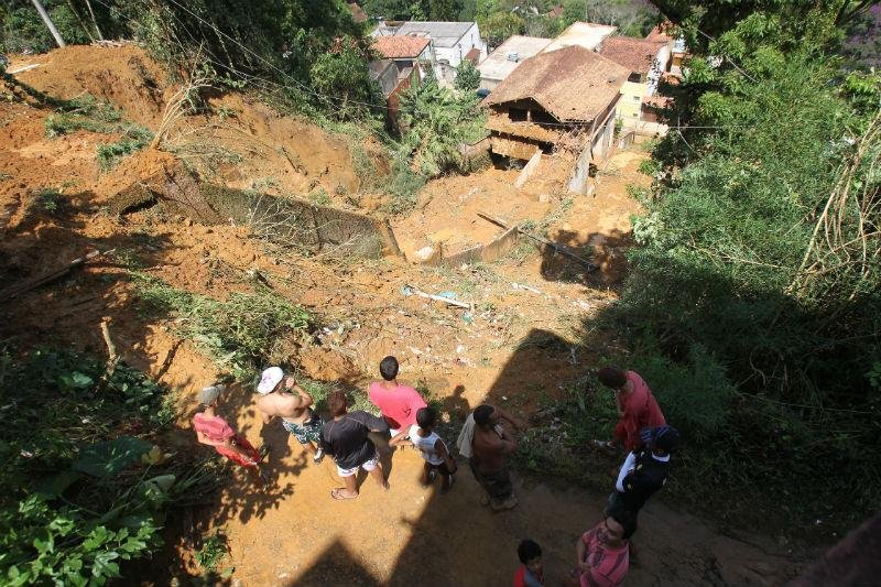 Deslizamento de terra no Bairro de Santa Cecilia, em Teres&oacute;polis