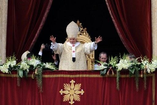 Papa celebra missa de P&aacute;scoa para 100 mil fi&eacute;is