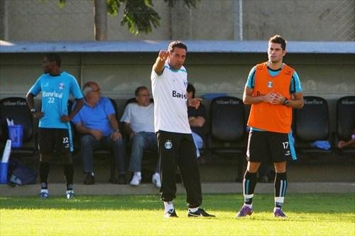 Gr&ecirc;mio recebe o Caxias no retorno de Miralles ao time titular 