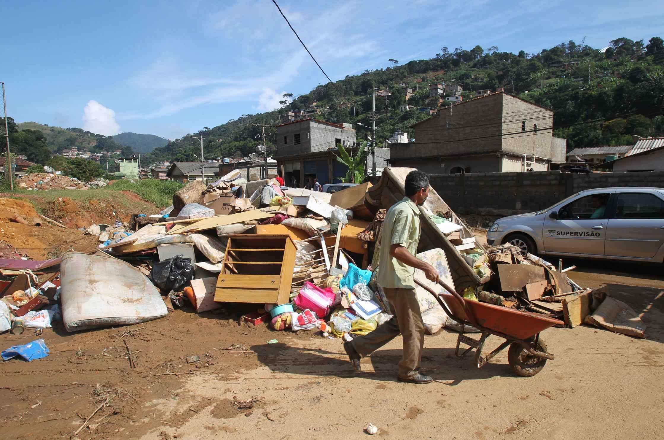 Teres&oacute;polis tem domingo de sol, mas permanece em estado de aten&ccedil;&atilde;o