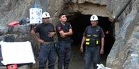 Equipes de socorro trabalham para resgatar mineiros