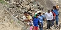 Familiares levam suprimentos para os nove mineiros presos no sul do Peru