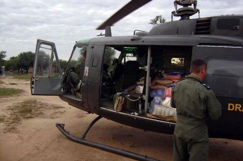 Helic&oacute;pteros da For&ccedil;a A&eacute;rea levam alimentos para fam&iacute;lias ilhadas