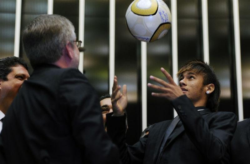 Neymar bateu bola com o presidente da C&acirc;mara dos Deputados, Marco Maia