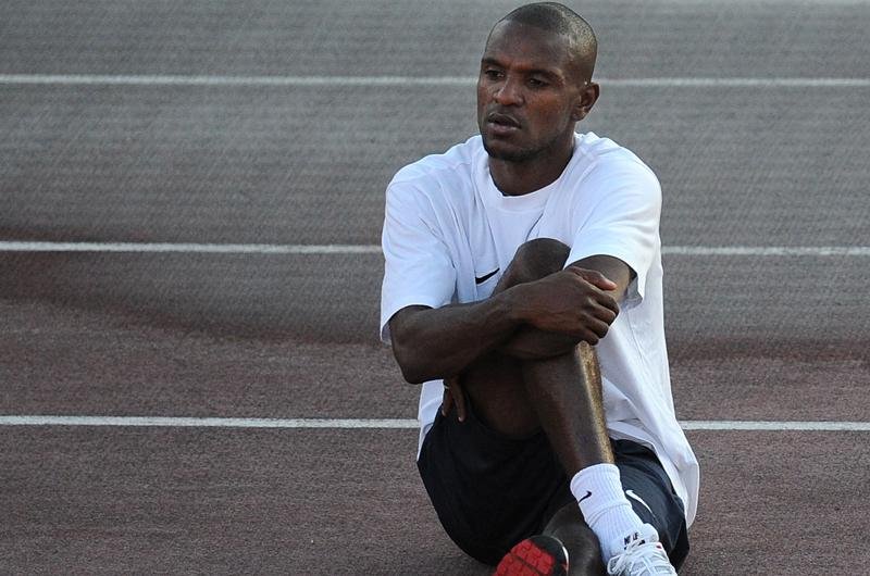 Abidal &eacute; submetido a transplante de f&iacute;gado