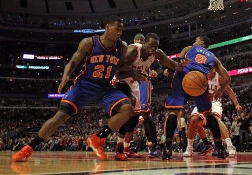 Luol Deng (no centro) se destacou nos rebotes na vit&oacute;ria dos Bulls