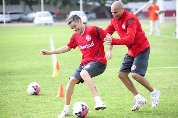 Gui&ntilde;azu e D`Alessandro treinam com bola no Inter