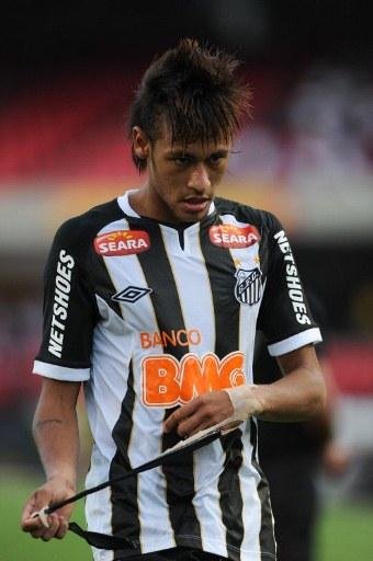 Neymar avaliou que n&atilde;o teria qualquer chance de ser titular no time de Pel&eacute;