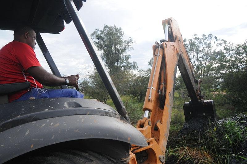 Lodo e materiais diversos s&atilde;o retirados de val&otilde;es