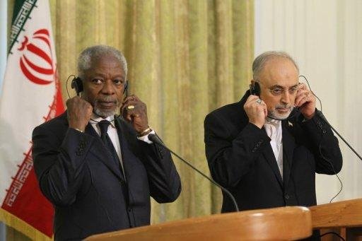 Annan e ministro iraniano Ali Akbar Salehi em coletiva de imprensa em Teer&atilde;