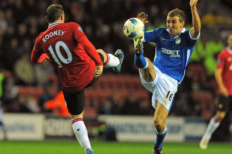 Manchester United perde e permite aproxima&ccedil;&atilde;o do City