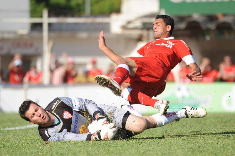 Gilberto treina no lugar de Dagoberto no Inter