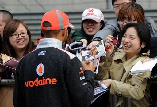 Lewis Hamilton atende f&atilde;s na China antes do GP em Xangai