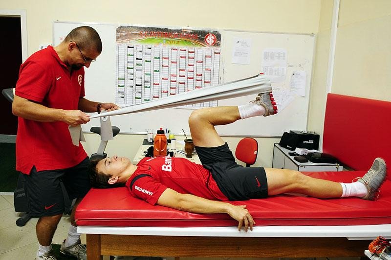 Rodrigo Rossato e Dagoberto durante uma sess&atilde;o de fisioterapia