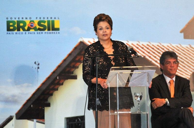 Dilma volta a prometer 2,4 milh&otilde;es de casas at&eacute; 2014