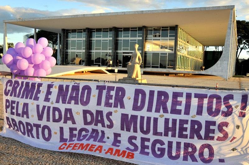 Mulheres comemoram decis&atilde;o do STF