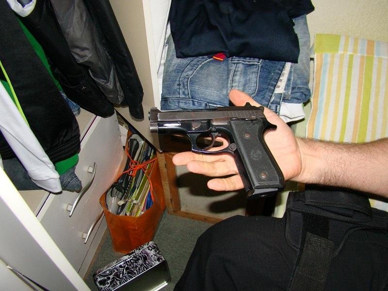 Pistola foi apreendida pelos policiais