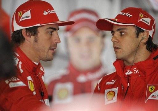 Piloto brasileiro (&agrave; direita) ficou sete posi&ccedil;&otilde;es atr&aacute;s do espanhol Fernando Alonso 