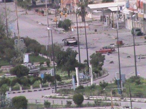 Folheto exibe uma vista geral da cidade de Homs ap&oacute;s bombardeio do governo s&iacute;rio