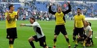 Jogadores do Borussia comemoram após vitória sobre o Schalke