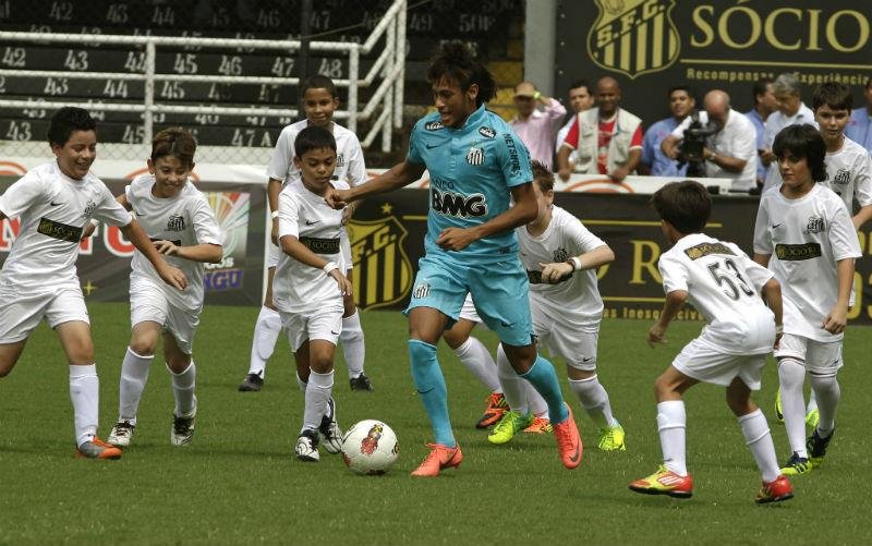 Com novo uniforme, Neymar joga contra crian&ccedil;as na Vila