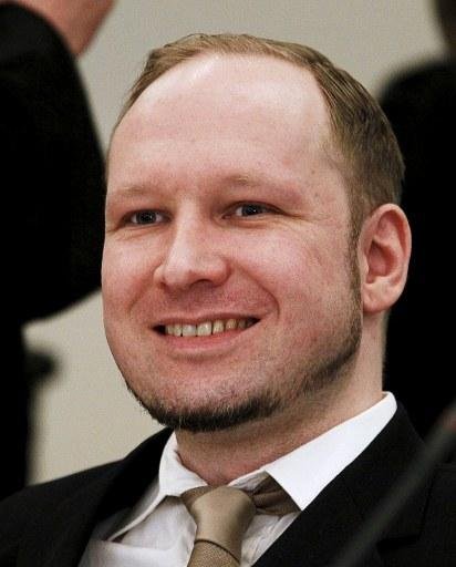 Anders Breivik sorri ap&oacute;s intervalo no julgamento