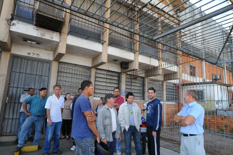 Funcion&aacute;rios encontram empresa fechada em Porto Alegre