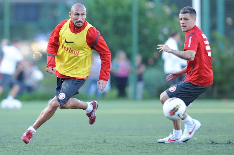 Jogadores do Inter trabalham no gramado sint&eacute;tico