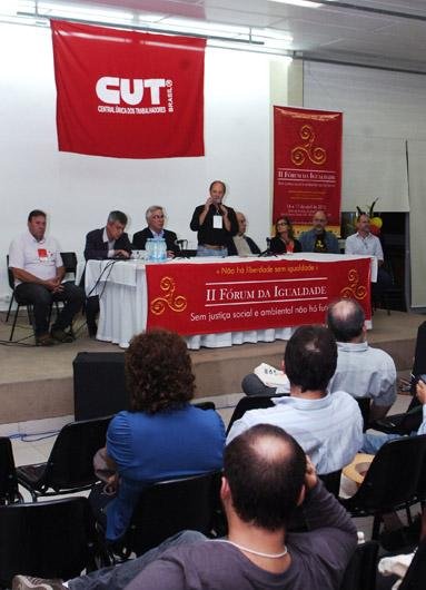 Tem por objetivo discutir o modelo ideal de desenvolvimento para o Pa&iacute;s