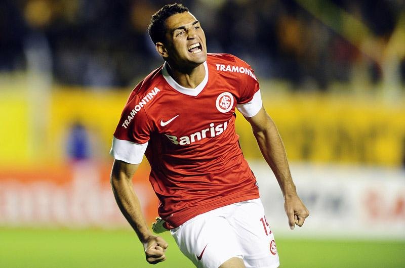 Gilberto confessou que ser&aacute; dif&iacute;cil atuar no gramado sint&eacute;tico contra Juan Aurich