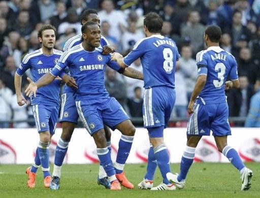 Drogba (no centro) acredita que Barcelona e Chelsea tem chances iguais na semifinal