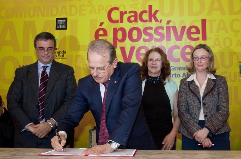 Governador Tarso Genro assinou termo de ades&atilde;o ao programa nacional de combate ao crack