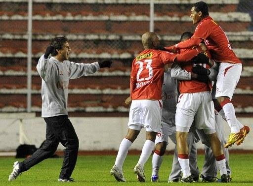 Jogadores do Juan Aurich comemoram gol contra o The Strongest