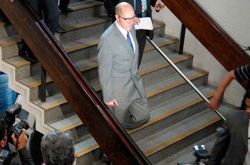 Dem&oacute;stenes reaparece no Senado e diz que est&aacute; retomando atividades
