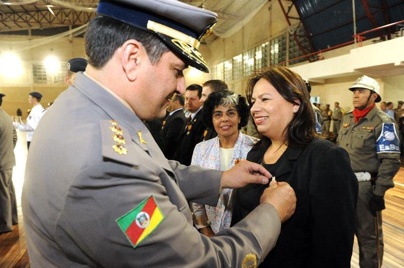 Correio do Povo e R&aacute;dio Gua&iacute;ba recebem medalha da Brigada Militar