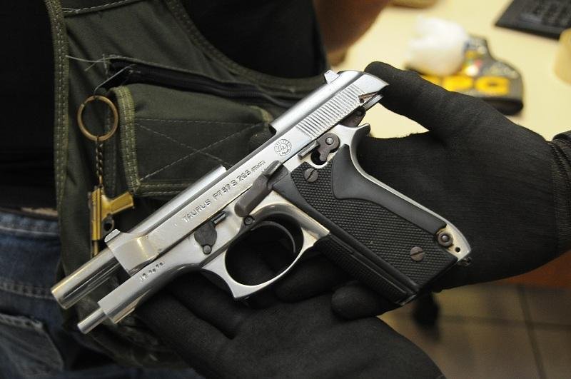 Pistola foi localizada pela pol&iacute;cia no local