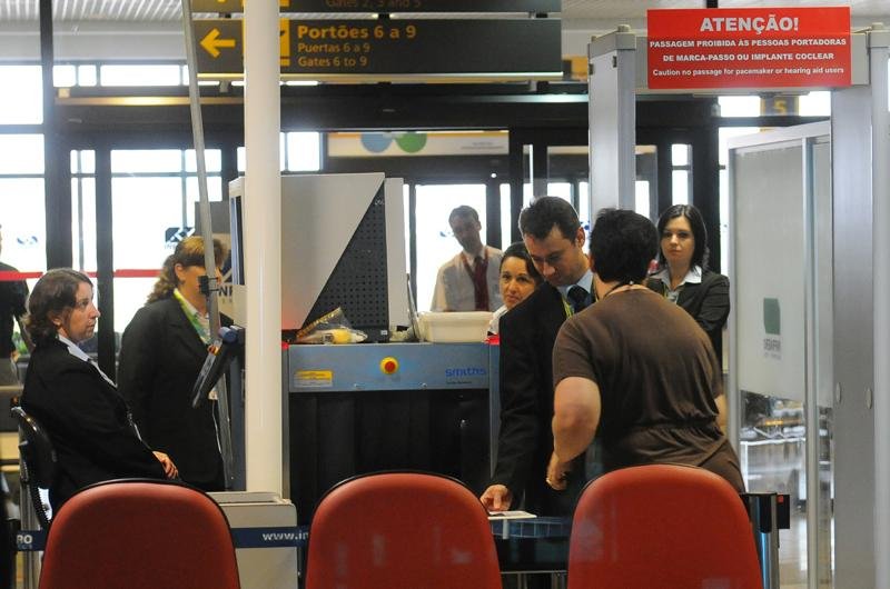 Policiais checaram documentos e fiscalizaram bagagens no embarque e desembarque do aeroporto