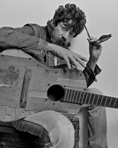 Filme sobre a vida do cantor e compositor brasileiro estreia nos cinemas