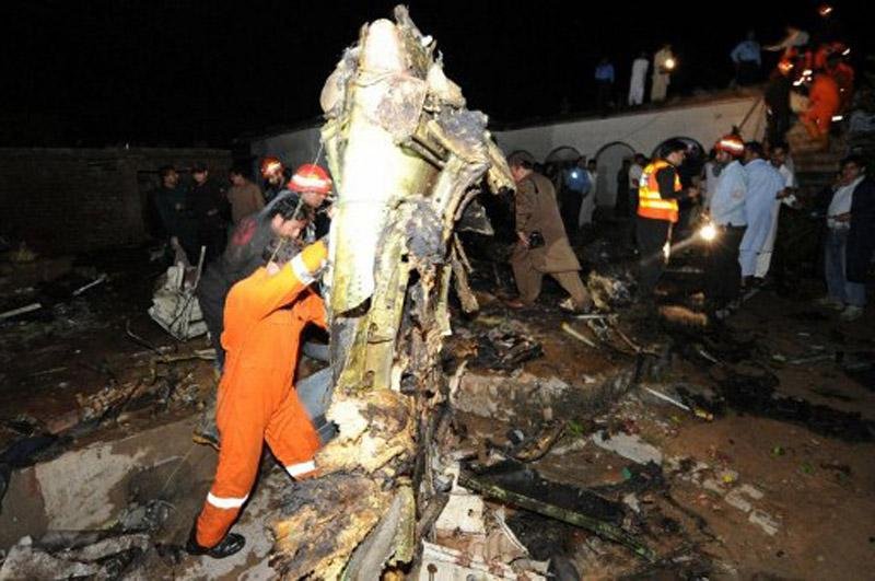 O avi&atilde;o est&aacute; totalmente destru&iacute;do