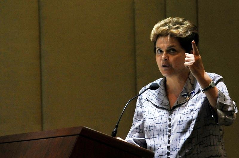 Governo ter&aacute; posi&ccedil;&atilde;o de respeito sobre CPI, garante Dilma