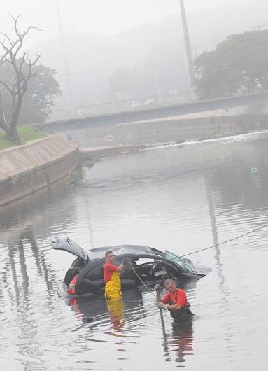 Carro cai no Arroio Dil&uacute;vio, em Porto Alegre